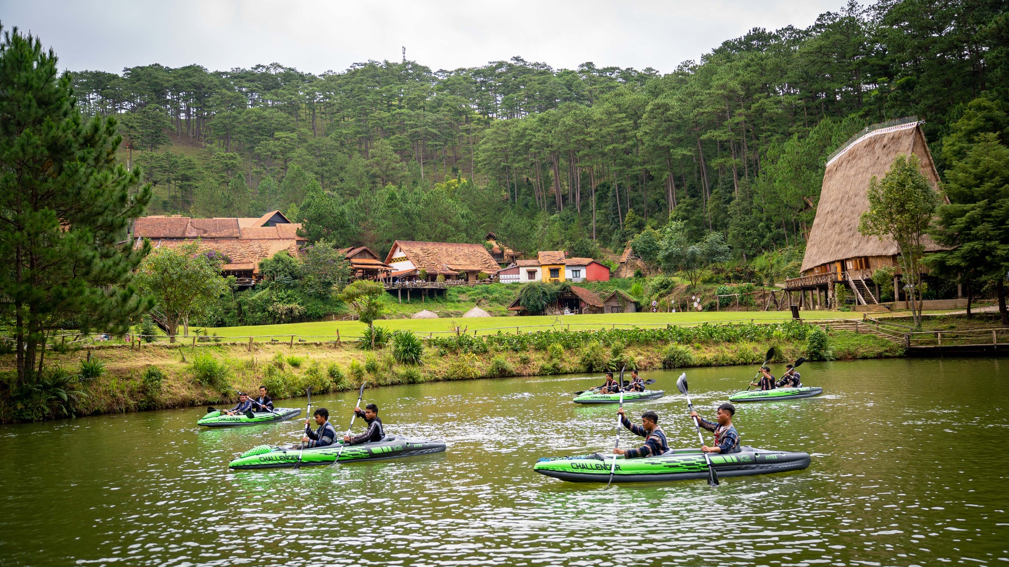 CHÈO THUYỀN KAYAK TRÊN HỒ
